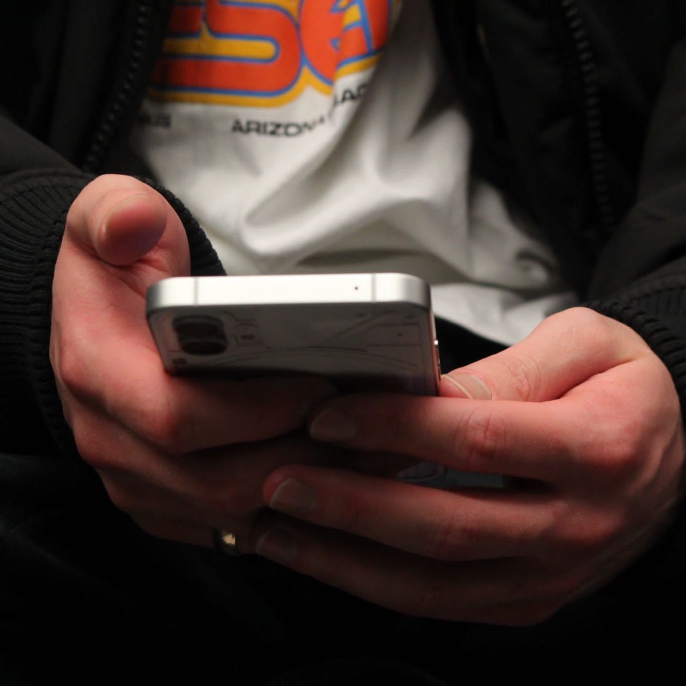 picture of hands holding the nothing phone (1)